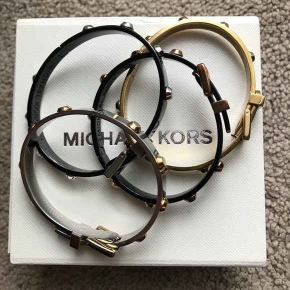 MK Buckle Bangle - Picture 3 of 4